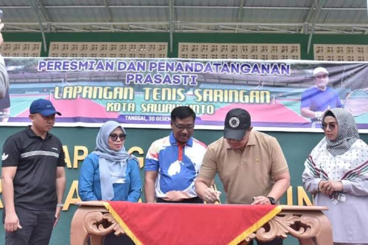 Selesai Direnovasi PT. Bukit Asam, Pj Wako Zefnihan Resmikan Lapangan Tenis 1 PERESMIAN LAPANGAN TENIS— Penjabat Wako Sawahlunto Zefnihan, meresmikan lapangan tenis yang sudah direnovasi PT Bukit Asam melalui program Corporate Social Responsibility (CSR), Sabtu (30/12).
