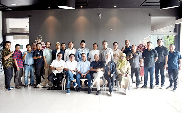 Direksi PT Semen Padang Silaturahmi dengan Pimpinan Media 1 SILATURAHMI DIREKSI— Dirut PT Semen Padang Indrieffouny Indra, Direktur Keuangan dan Umum Oktoweri, Direktur Operasi Pri Gustari Akbar, Komisaris Khairul Jasmi, Kadept Komunikasi & Hukum Perusahaan Iskandar Z Lubis, Kabiro CSR Dedi M Sidiq dan Kabiro Humas dan Kesekretariatan, Nur Anita Rahmawati, berfoto bersama dengan jajaran pimpinan media massa di Kota Padang, Rabu (10/1).