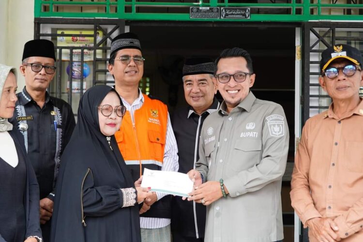 SERTIFIKAT HALAL— Lesehan Bambu Pajok Masakan Kampung menerima sertifikasi halal setelah berbagai tahapan verifikasi dan validasi dari Badan Penyelenggara Jaminan Produk Halal (BPJPH) Kementerian Agama (Kemenag).