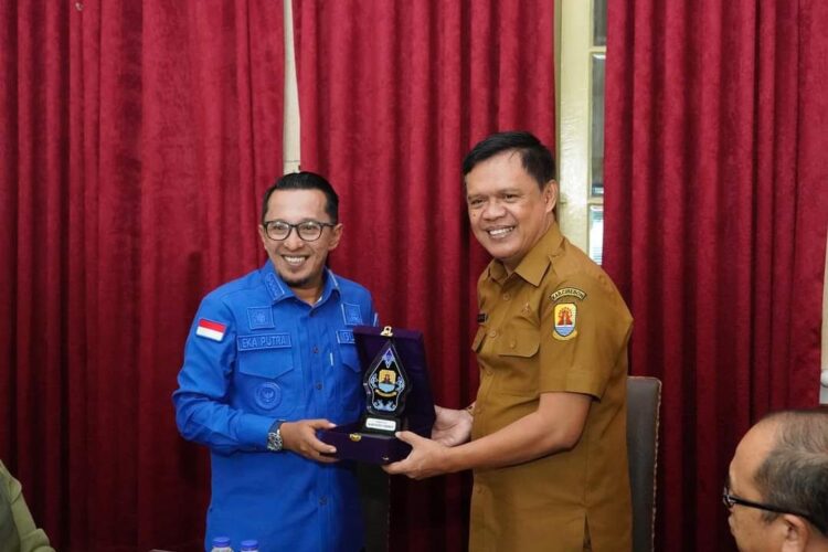 Serius Bangun Keterbukaan Informasi, Pemkab Tanah Datar Studi Komparatif ke KID Cirebon 1 TERIMA CENDERA MATA— Bupati Eka Putra terima cendera mata dari Bupati Cirebon.