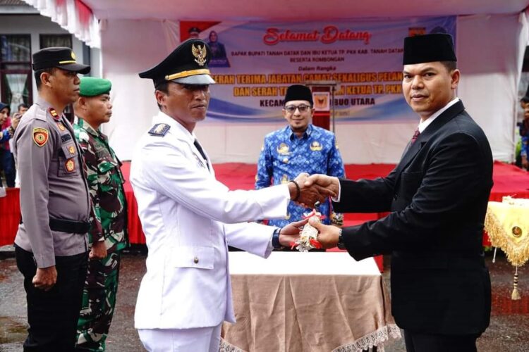 SERTIJAB CAMAT— Bupati Tanahdatar Eka Putra, menyaksikan sertijab Camat Lintau Buo Utara (LBU) dari Arief Gani, kepada Edo Fakhrhazi Herizal, Rabu (17/1) di pelataran kantor camat.