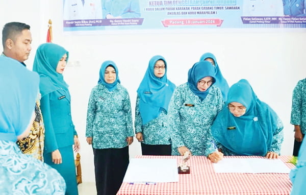 SERTIJAB— Ketua TP-PKK Kota Padang Ny. Genny Hendri Septa, menyaksikan pelantikan dan serah terima jabatan (sertijab) lima orang Ketua TP-PKK Kelurahan di Kecamatan Padang Timur.