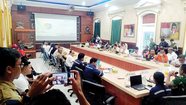 RAPAT EVALUASI— Rapat evaluasi lintas sektoral Pemerintah Kabupaten Agam, TNI-Polri dan PVMBG, Rabu (24/1).