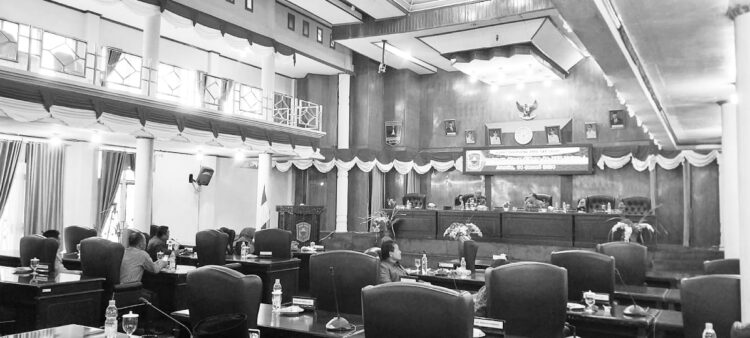 Sepakat Menyurati Pemerintah Daerah, DPRD Siap Gulirkan Hak Interpelasi terhadap Bupati Solok 1 SIDANG PARIPURNA— Ketua DPRD Kabupaten Solok Dodi Hendra memimpin sidang paripurna, dimana salah satu pembahasannya menyepakati untuk menyurati pemerintah daerah terkait beberapa persoalan yang terjadi di Kabupaten Solok, Kamis (4/1).