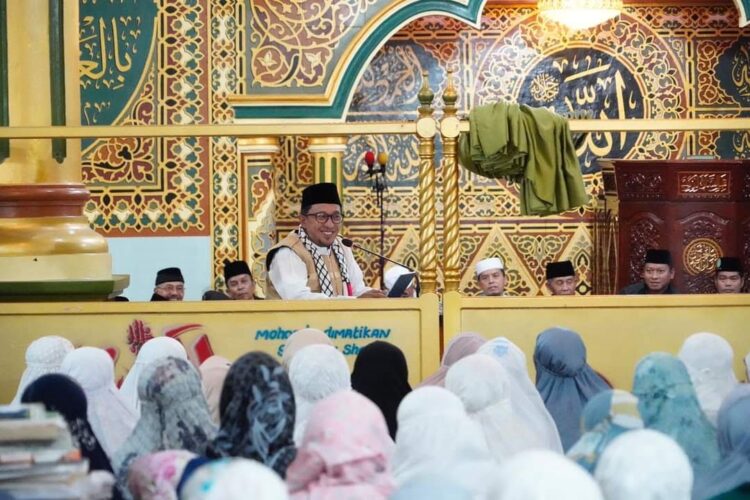 Peringatan Israk Mikraj Sebagai Momentum Mengevaluasi Kualitas Ibadah 1 SUBUH BERJEMAAH— Bupati Tanah Datar Eka Putra, memberi sambutan usai shalat subuh berjamaah, di Masjid Nurul Ikhlas Nan IX, Nagari Salimpaung, Kecamatan Salimpaung, Minggu (21/1).