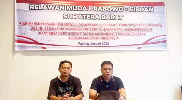 KETERANGAN PERS— TKD Prabowo-Gibran Sumbar Bidang Kordinator Relawan, Sukma Trianda Putra memberikan keterangan pers, Rabu (18/1).