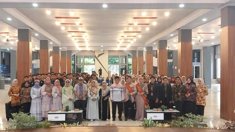 Duta GenRe Diharapkan Melahirkan Remaja Berkualitas 1 TALKSHOW DUTA GENRE— Kepala Dinas P3AP2KB Kota Padang Eri Sendjaya, membuka Talkshow Pemilihan Duta Generasi Berencana (Genre) 2024 di Bagindo Aziz Chan Youth Centre, Jumat (19/1).