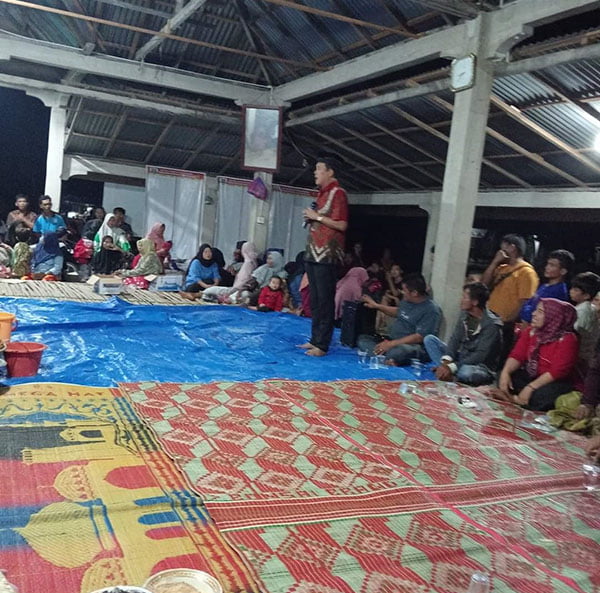 Bacaleg DPR RI Yuhastihar Dukung Pelestarian Budaya Badabus 1 SAMBUTAN— Bacaleg Yuhastihar saat memberikan sambutan sebelum acara debus.