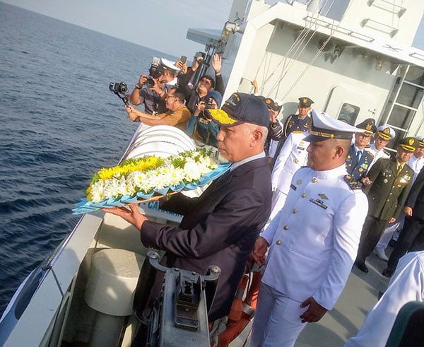 2 KRI Dikerahkan Upacara Tabur Bunga, Mahyeldi: Tanggung Jawab Keamanan Laut di Tangan Lantamal II Padang 1 TABUR BUNGA— Gubernur Sumbar Mahyeldi didampingi Danlanatamal II Laksma TNI Syufenri melakukan tabur bunga di Perairan Teluk Bayur, Senin (15/1).