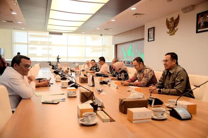 Temui Deputi Perpunas RI, Pemko Serahkan Proposal Renovasi Gedung Perpustakaan 1 TERIMA—Deputi Bidang Pengembangan Sumber Daya Perpustakaan Perpusnas RI Dr. Adin Bondar, S. Sos, M.Si, menerima kunjungan kerja Penjabat (Pj) Wali Kota Sawahlunto Dr. Zefnihan, AP, M.Si.