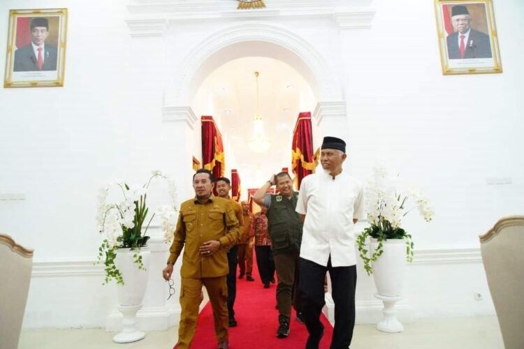 Tanah Datar Terima Dana BKK Rp17 Miliar, Pemkab Bakal Perbaki Jalan Rusak 1 AUDIENSI— Gubernur Sumatera Barat H. Mahyeldi Ansharullah bersama Bupati Tanah Datar Eka Putra, Senin (22/1) malam di Istana Gubernur, dalam acara audiensi yang juga dihadiri Kepala Bappeda Provinsi Sumbar Medi Iswadi, Asisten Ekobang Setda Tanah Datar Alfian Jamra, Kepala Bappedalitbang Tanah Datar Adriyanti Rustam.