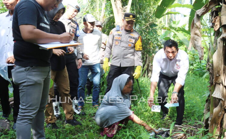 Sadis!, Reni Bunuh Suami Pakai Racun Rumput, Mayatnya Membusuk di Samping Kandang Kambing, Motifnya Sakit Hati Gegara Sering KDRT 1 OLAH TKP— Pelaku Reni menunjukkan lokasi suaminya dibunuh menggunakan racun rumput saat Polres Pasbar melakukan olah TKP.