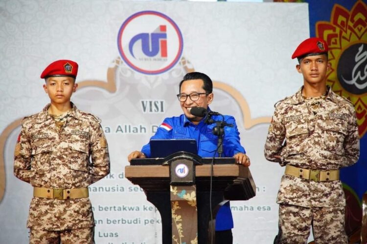 SAMBUTAN—Bupati Eka Putra saat sambutan pada penutupan kegiatan D’Cafe.