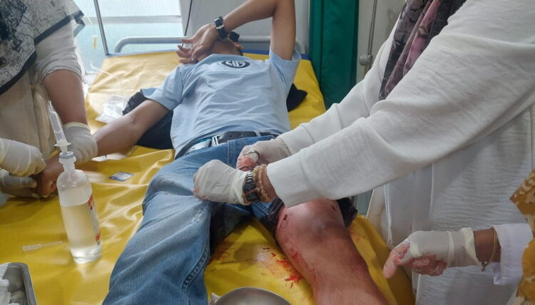 Perampok Sadis Beraksi di Pasar Talang, Pedagang Emas Kena Tembak, Tas Berisi Uang dan Perhiasan Raib, Pelakunya Arahkan Pistol ke Warga lalu Melarikan Diri 1 DIRAMPOK— Korban pedagang emas bernama Alex Chandra menjalani perawatan di RSUD M Natsir Solok akibat ditembak oleh perampok. Sedangkan Polisi melakukan pengepungan untuk mengejar pelaku.