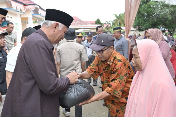 SERAHKAN BANTUAN— Gubernur  Sumbar Mahyeldi Ansharullah menyerahkan bantuan beras cadangan pangan pemerintah (CPP) sebanyak 28.980 kilogram  kepada Pemkab Dharmasraya untuik dibagikan kepada warga terdampak bencana.