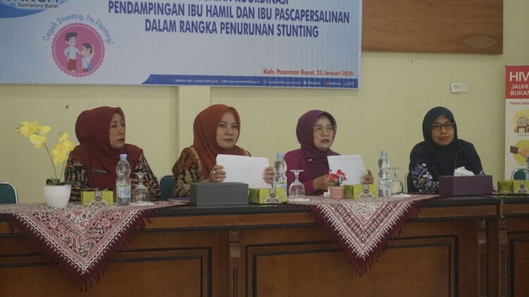 Upaya Penurunan Angka Stunting, Lakukan Pendampingan Ibu Hamil dan Ibu Pascapersalinan 1 SAMBUTAN—Ketua Tim Kerja KBKR Perwakilan BKKBN Provinsi Sumbar, Yesi Kartalina saat berikan sambutan pada acara kemarin.
