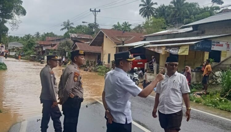 Wakil Bupati Sijunjung Iraddatillah langsung meninjau kejadian banjir di Tapian Lincia Nagari Sijunjung