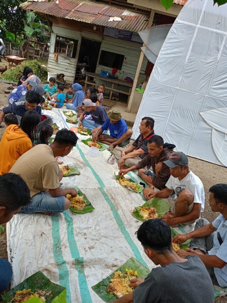 Janji Wakil Ketua DPRD Armen Faindal, 25 Titik PJU Menuju Mushalla Bakal Dipasang 1 RESES— Wakil Ketua DPRD Kota Payakumbuh Armen Faindal saat reses dan melakukan makan bersama dengan masyarakat.