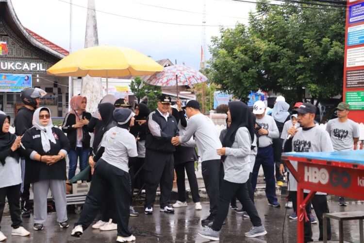 Wako Ikuti Senam Sehat Menuju Pemilu 2024 1 SENAM SEHAT PEMILU— Wali Kota Solok H. Zul Elfian Umar menghadiri kegiatan Senam Sehat Pemilu 2024, Minggu (28/1) pagi.