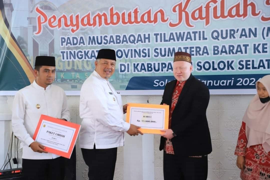 Wali Kota Solok Zul Elfian menyerahkan reward kepada para Kafilah MTQ Kota Solok