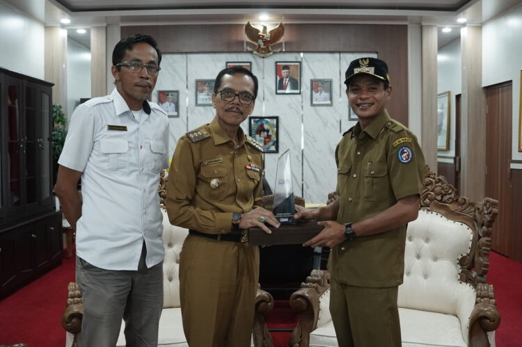 TERIMA PENGHARGAAN— Wali Nagari Sitapa dan Ketua Bamus saat diterima bupati di kantor Bupati Limapuluh Kota.