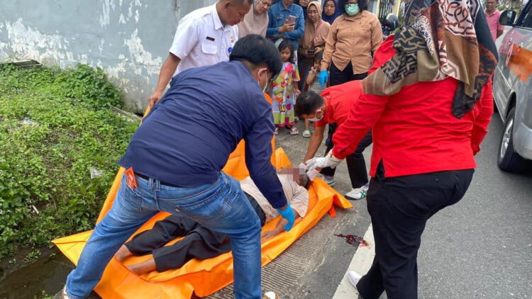 DITEMUKAN TEWAS— Tim Inafis Satreskrim Polresta Bukittinggi bersama PMI saat mengevakuasi jenazah pria lansia yang ditemukan tergeletak di kawasan Tangah Jua, Kota Bukittinggi.