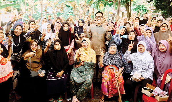 KAMPANYE DI JATI GAUNG— Caleg DPRD Padang dari Partai Gerindra Dapil Padang 5 (Padang Selatan dan Padang Timur) nomor urut 2 Rachmad Wijaya berkampanaye di Jati Gaung, Kecamatan Padang Timur, Kota Padang, Jumat (12/1).