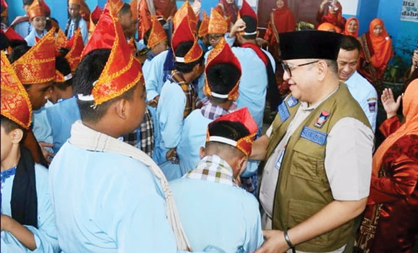 PENERAPAN MULOK KEMINANGKABAUAN— Sekda Kota Padang Andree Algamar, menyaksikan pelaksanaan Mulok Keminangkabauan di SMPN 12 Padang, Selasa (16/1).