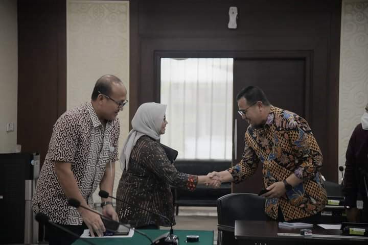 AUDIENSI—Penjabat Wali Kota Sawahlunto, Dr. Zefnihan, AP, M.Si, disambut  Deputi Bidang Kemaritiman dan Sumber Daya Alam, Ibu Dr. Vivi Yulaswati, M.Sc dan Direktur Sumber Daya Energi, Mineral dan Pertambangan, Bapak Nizhar Marizi, ST, M.Si, Ph.D.
