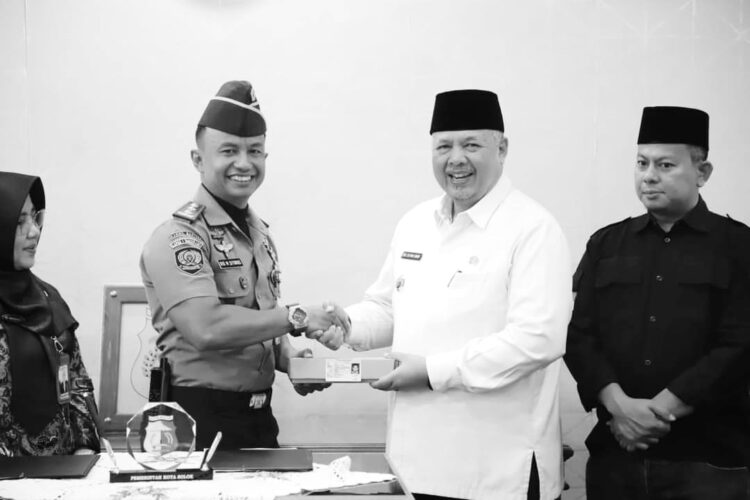 Wako Teken MoU dengan Kalapas, Dukung Percepatan Perekaman KTP Elektronik Warga Binaan 1 KTP ELEKTRONIK—Wako Zul Elfian menyerahkan KTP elektronik bagi warga binaan Lapas Solok secara simbolis kepada Kalapas Solok