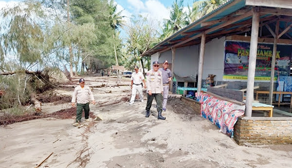 TINJAU ABRASI PANTAI PASIR JAMBAK— Kalaksa BPBD Kota Padang, Hendri Zulviton, meninjau langsung kawasan yang terdampak abrasi di Pantai Pasir Jambak. Rumah warga dan puluhan pondok wisata rusak akibat abrasi yang terjadi sejak Selasa (9/1) malam lalu.