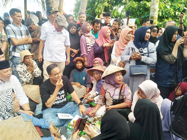 CURHAT— Capres Anies Baswedan mendengar curhat masyarakat disela kunjungannya ke Kota Solok, Rabu (3/1).