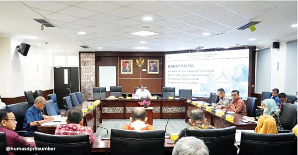 Komisi IV Raker Evaluasi Pelaksanaan Program Kegiatan TA 2023, Optimalkan Pembangunan Sumatera Barat di Tahun 2024 1 MEMIMPIN RAPAT--Ketua Komisi IV DPRD Sumbar Zulkenedi Said memimpin rapat kerja pebahasanevaluasi pelaksanaan kerja tahun 2023 bersama mitra kerja.
