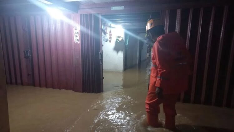 GENANGI RUMAH WARGA— Petugas SAR dan BPBD Kabupaten Agam saat mengecek sejumlah rumah warga yang terendam banjir di di Gantiang, Nagari Sitanang, Kecamatan Ampek Nagari, Kabupaten Agam.