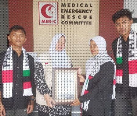 SERAHKAN DONASI—Gumala Humanity, Karang Taruna Kelurahan Guguak Malintang (Gumala) menyerahkan secara simbolis bantuan untuk Palestina melalui MER-C (Medical Emergency Rescue Committee) sejumlah Rp17.500.000.
