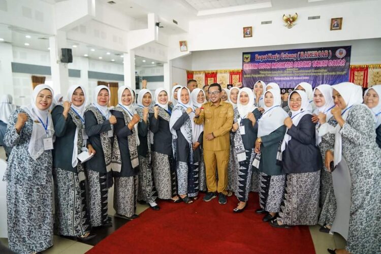 IBI Garda Terdepan Kesehatan 1 Bupati Eka Putra foto bersama para bidan. (chandra antoni)