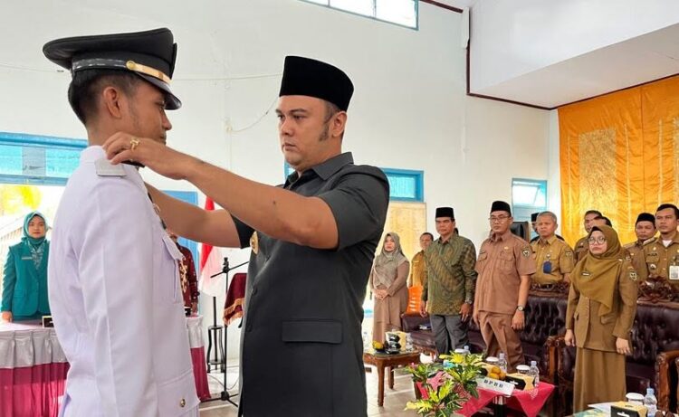 Bupati Sijunjung Kukuhkan Fery Yurnalis sebagai Camat Sumpur Kudus 1 KUKUHKAN—Bupati Sijunjung Benny Dwifa Yuswir saat kuhkan Camat Sumpur Kudus, Fery Yurnalis, SSTP
di UDKP Kecamatan, Senin (29/1).