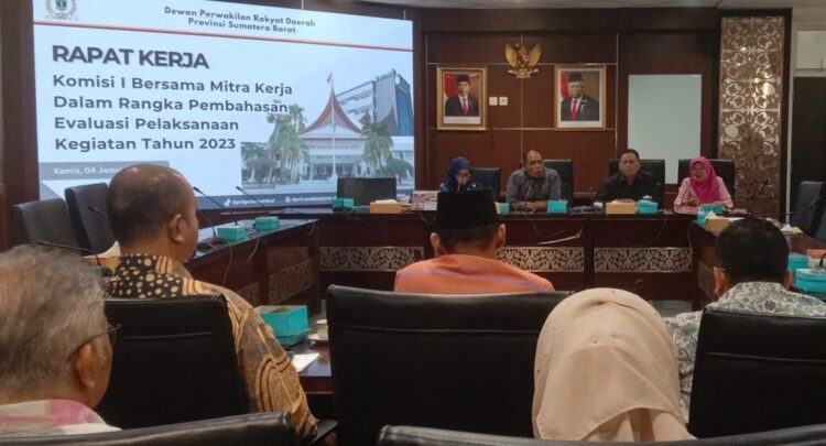 EVALUASI KINERJA --Komisi I DPRD Sumbar melakukan evaluasi kinerja pelaksanaan kegiatan tahun 2023 bersama OPD Mitra Kerja.