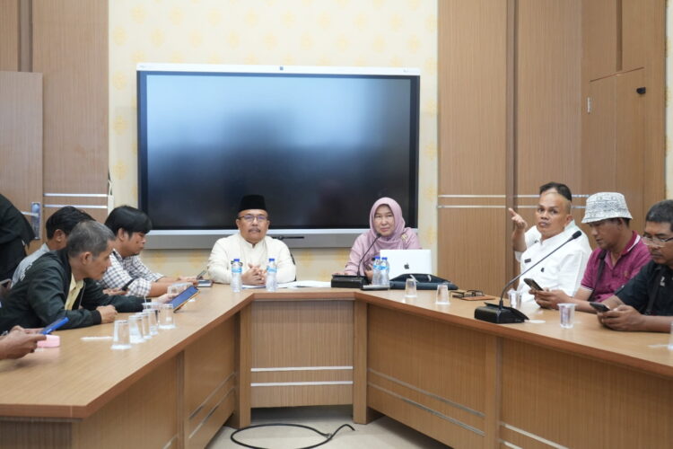 Sekdaprov Sumbar, Hansastri bersama Kepala Dinas Kominfotik Sumbar Siti Aisyah saat jumpa pers, Jumat (5/1).