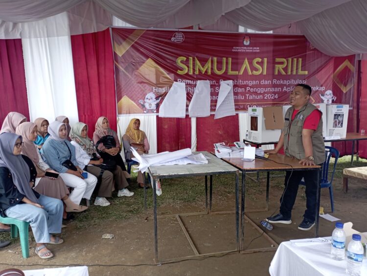 Ketua KPU Tanahdatar Diki Andrika saat memberi pencerahan pada petugas KPPS yang mengikuti Simulasi RIIL. (chandra antoni)