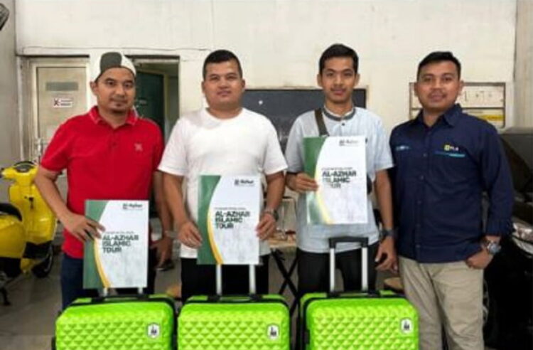 BERANGKAT UMRAH— Jemaah Travel Umrah Al Azhar Cabang Sawahlunto lihatkan surat jadwal akan berangkat pada kloter keberangkatan 13 Sya’ban 1445 H atau 23 Februari 2024.