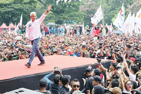 Kampanye Akbar di Bandung, Ganjar Suarakan Program Internet Gratis untuk Anak Muda Cerdas 1 KAMPANYE— Calon presiden (capres) nomor urut 3 Ganjar Pranowo hadir dalam acara Hajatan Rakyat di Lapangan Tegallega Bandung, Jawa Barat, Minggu (21/1).