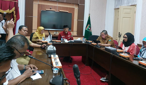Tahun 2024, Pemprov Sumbar Fokus 7 Prioritas Pembangunan 1 KETERANGAN PERS— Gubernur Sumbar Mahyeldi Ansharullah, didampingi Kepala Dinas Kominfotik Sumbar, Siti Aisyah, Kepala Biro Adpim Setdaprov Sumbar, Mursalim dan Kepala Bappeda Sumbar, Medi Iswandi berikan keterangan pers terkait capaian program dan kegiatan tahun 2023 dan Outlook APBD Sumbar Tahun 2024, Selasa, (2/1) di Istana Gubernur.