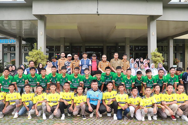 PELEPASAN— Pj Wali Kota Payakumbuh Jasman melepas tim Minang Sejagat FC U-13 dan U-15 yang akan mengikuti Piala Soeratin tingkat nasional di Bogor dan di Yogyakarta yang bergulir mulai 21 Januari 2024.