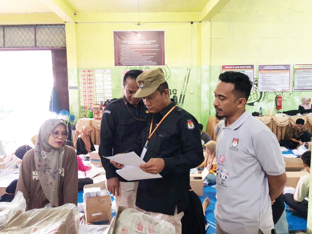 KPU Sumbar Keliling Cek Gudang Logistik KPU Kabupaten Kota, Pastikan Logistik Pemilu Terdistribusi Baik 1 TINJAU GUDANG LOGISTIK— Komisioner KPU Sumbar, Hamdan, yang didampingi Yurika Amalia Staf Sektariat, dan Atika Rahmi Keuangan, tinjau gudang Logistik KPU Kabupaten Sijunjung di Lapangan ABE Futsal, Pasar Jumat Muaro Sijunjung, Rabu (17/1).