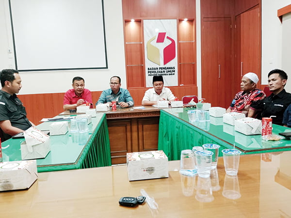 RAPAT KOORDINASI— Bawaslu Sumbar menggelar rapat koordinasi bersama Pokja, Senin (15/1).