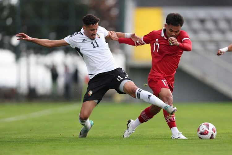 Uji Coba Kontra Libya Jelang Piala Asia, STY Siapkan Taktik Khusus 1 DUEL— Aksi Saddil Ramdani pada laga uji coba Timnas Indonesia vs Timnas Libya yang berlangsung Selasa (2/1). Pada lagha tersebut, Timnas Indonesia kalah dengan skor 4-0 dan bertekad untuk membalasnya pada pertemuan kedua Jumat (5/1) malam.