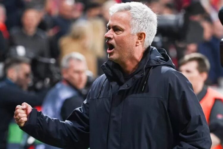 Resolusi Tahun Baru, Mourinho Ingin Bawa Roma Kembali Berlaga di Liga Champions 1 RESOLUSI— Resolusi tahun baru, Mourinho ingin bawa Roma kembali berlaga di Liga Champions.
