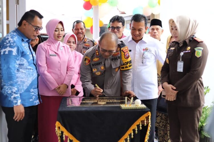 Kapolres Resmikan Gedung Baru TK Kemala Bhayangkari 14 1 RESMIKAN GEDUNG TK— Kapolres AKBP Donny Bramanto, meresmikan gedung baru TK Kemala Bhayangkari 14, di Jalan Mr. Assaat No 2 RT 12 Kelurahan Guguk Malintang.