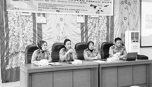 SOSIALISASI LUHKUMTAK— Kemenkumham Sumbar memberikan sosialisasi terkait Netralitas Aparatur Pemerintah dalam Menyukseskan Pemilu 2024 dan Paralegal Justice Award 2024, di kantor camat.